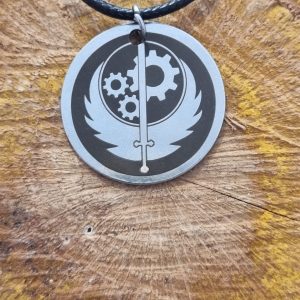 Colgante inspirado en Fallout la Hermandad de Hierro