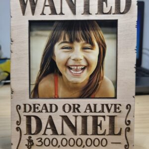 Portafoto estilo cartel WANTED de One Piece, personalizable con foto, nombre y recompensa.