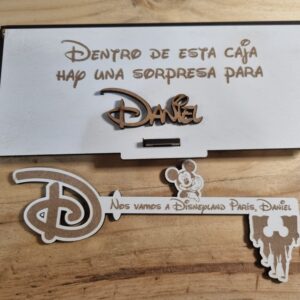 Llave mágica de madera con caja especial, ideal para anunciar un viaje sorpresa a Disney.