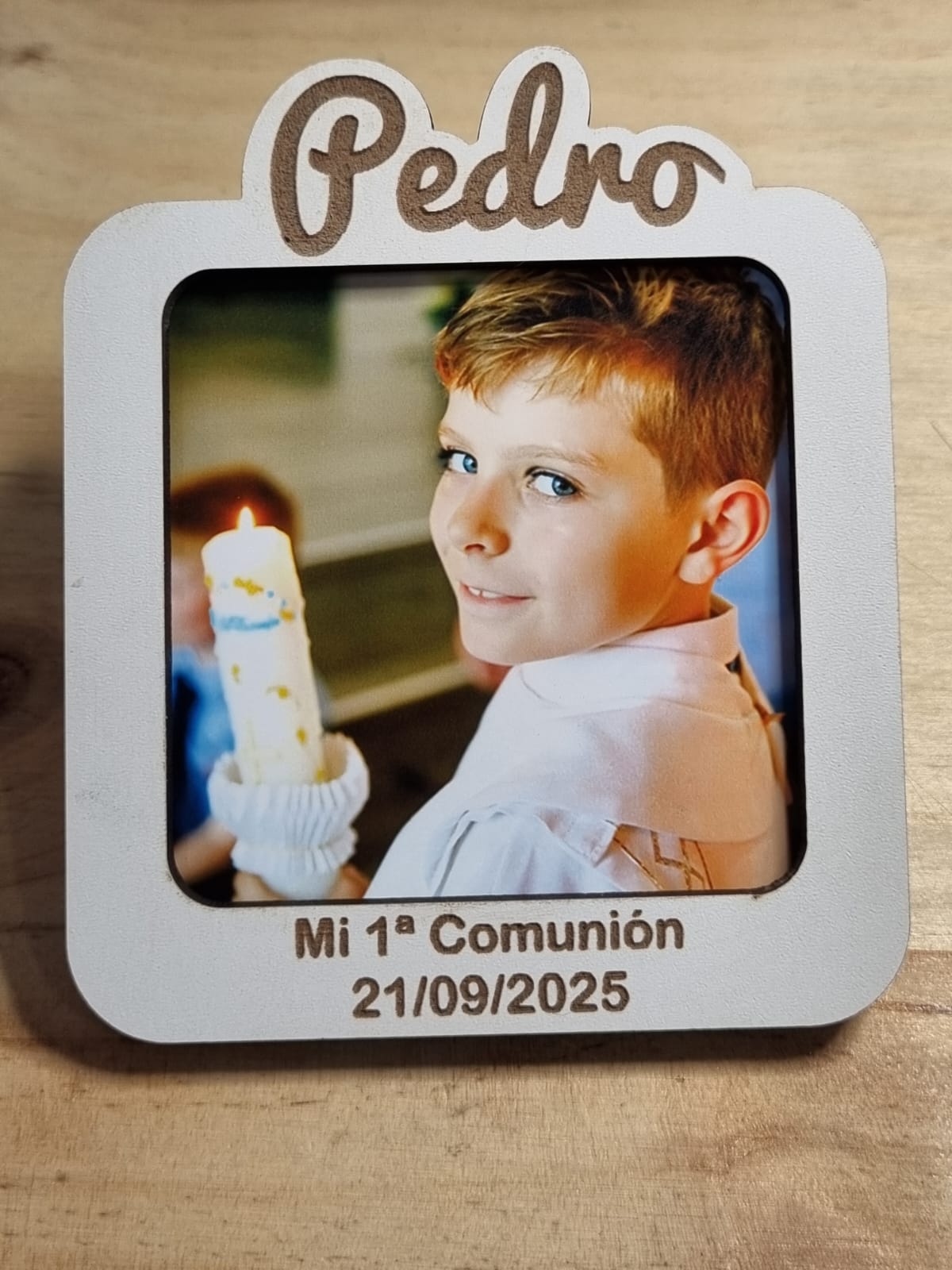 Mini portafoto blanco Marco de foto imantado en madera, personalizado con nombre, fecha y tipo de evento, ideal para bautizos y comuniones. Tamaño 12x8 cm, con espacio para foto de 6,9x6,9 cm.