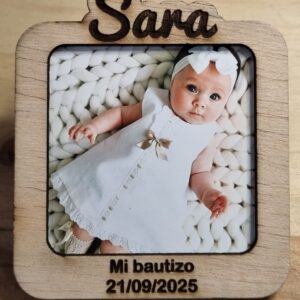 Marco de foto imantado en madera, personalizado con nombre, fecha y tipo de evento, ideal para bautizos y comuniones. Tamaño 12x8 cm, con espacio para foto de 6,9x6,9 cm.